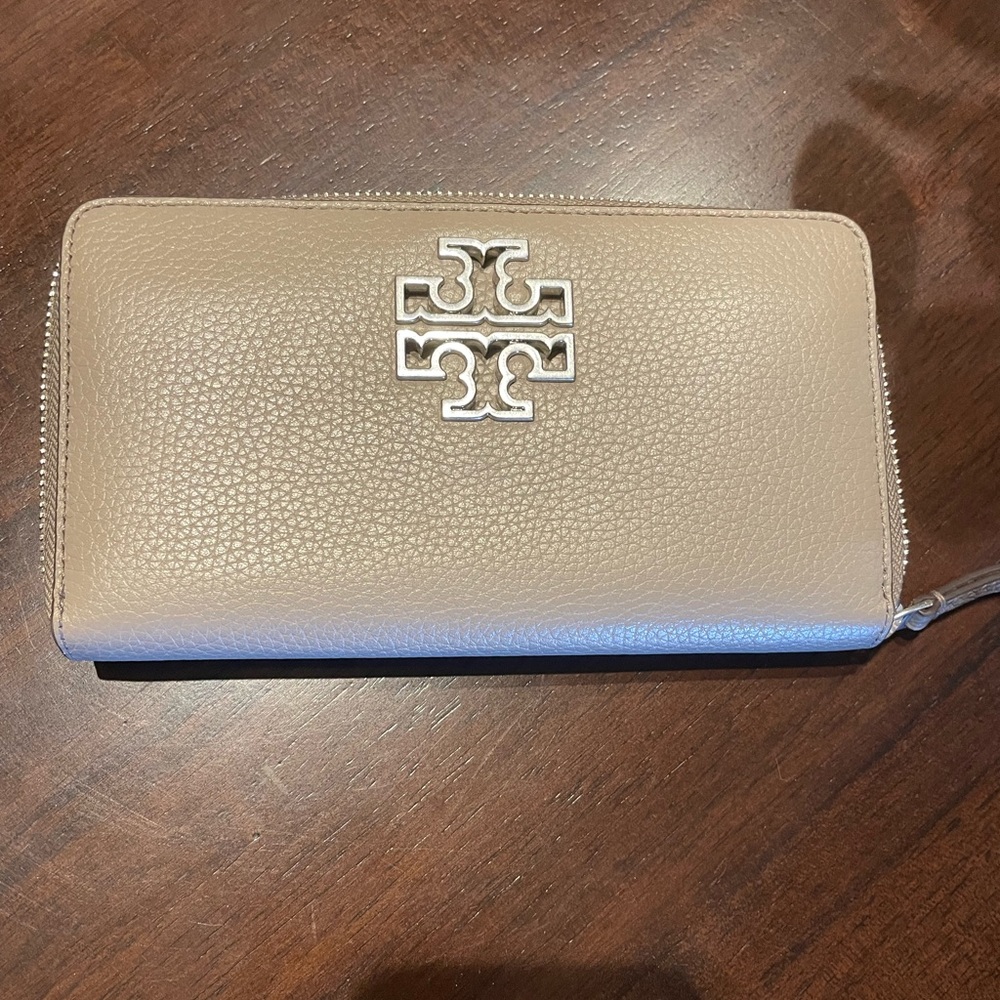 Tan Tory Burch wallet